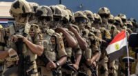 جنود من الجيش المصري يقومون بعمليات تمشيط في الصحراء الشرقية لمكافحة التنقيب غير المشروع عن الذهب.