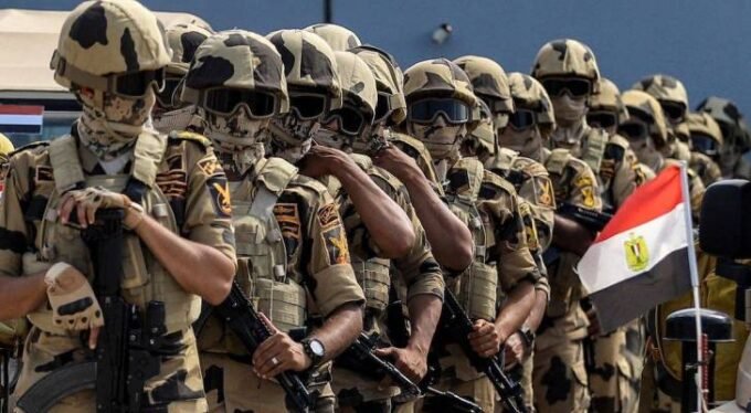 جنود من الجيش المصري يقومون بعمليات تمشيط في الصحراء الشرقية لمكافحة التنقيب غير المشروع عن الذهب.