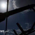 عرض عسكري يتضمن طائرات بدون طيار وصواريخ في صنعاء، اليمن، يعكس التوترات العسكرية المتصاعدة في المنطقة.
