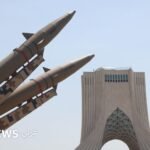 نظام صاروخي إيراني في ساحة آزادي بطهران، رمزًا للقدرات العسكرية الإيرانية في ظل التوترات الراهنة.