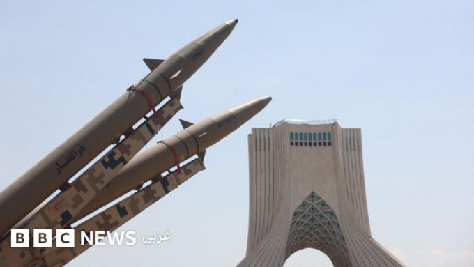 نظام صاروخي إيراني في ساحة آزادي بطهران، رمزًا للقدرات العسكرية الإيرانية في ظل التوترات الراهنة.
