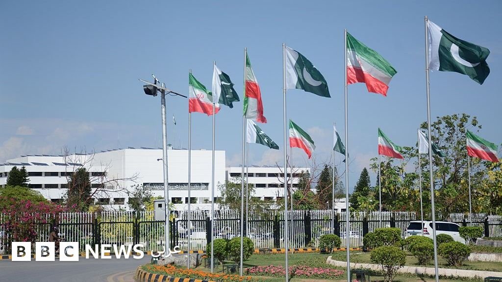 طهران تستقبل قائد الجيش الباكستاني وسط تصاعد التوترات الإقليمية وتحديات إيران الداخلية 3 أعلام إيران وباكستان ترفرفان في ساحة راديو باكستان بإسلام آباد، في صورة أرشيفية تعكس العلاقات الثنائية.
