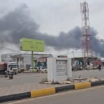 تصاعد التوتر في باب المندب: الحوثيون يكثفون هجماتهم على ميناء المخا الاستراتيجي 6 صورة تظهر أعمدة الدخان تتصاعد من ميناء المخا اليمني بعد هجوم صاروخي، مع خلفية البحر الأحمر.