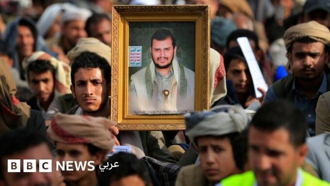 أعمدة دخان تتصاعد من مصفاة نفط تابعة لأرامكو السعودية في جيزان.