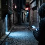 صورة توضيحية للإنترنت المظلم، تظهر شبكة معقدة ورموز مشفرة تعكس طبيعته الخفية وغير القانونية.