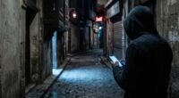 صورة توضيحية للإنترنت المظلم، تظهر شبكة معقدة ورموز مشفرة تعكس طبيعته الخفية وغير القانونية.