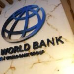 صورة توضيحية للذكاء الاصطناعي يمثل طوق نجاة للاقتصادات النامية، مع رموز للتكنولوجيا والنمو الاقتصادي.