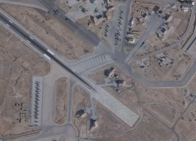 صورة فضائية لقاعدة موفق السلطي الجوية في الأزرق بالأردن تظهر طائرات F-15E وA-10 Thunderbolt وC-130 Hercules.