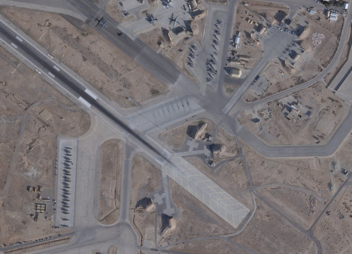 صورة فضائية لقاعدة موفق السلطي الجوية في الأزرق بالأردن تظهر طائرات F-15E وA-10 Thunderbolt وC-130 Hercules.
