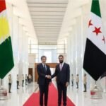 الرئيس السوري أحمد الشرع ورئيس إقليم كردستان نيجيرفان بارزاني يتصافحان في قصر الشعب بدمشق.