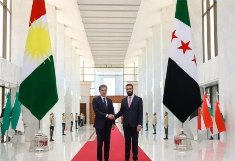 الرئيس السوري أحمد الشرع ورئيس إقليم كردستان نيجيرفان بارزاني يتصافحان في قصر الشعب بدمشق.