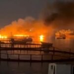 توتر الخليج: إيران تكذب تصريحات ترامب وتؤكد جاهزيتها العسكرية 6 دخان يتصاعد من منشأة صناعية في ميناء بالقرب من مضيق هرمز، عقب تقارير عن ضربة أمريكية لإيران في 8 يوليو 2026.
