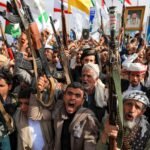 صورة تظهر آثار قصف أو اشتباكات في منطقة صحراوية باليمن، مع دلالات على صراع عسكري.