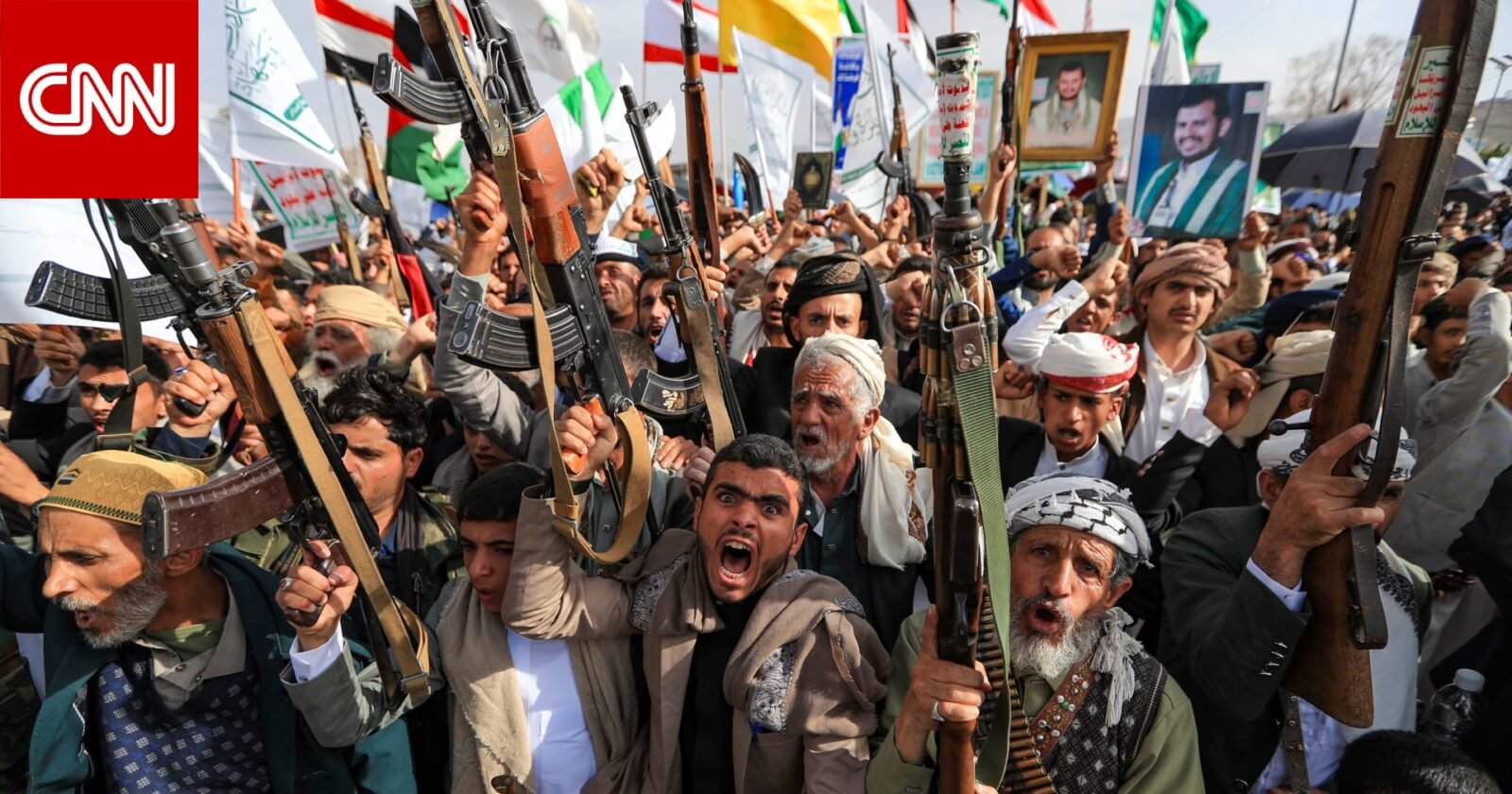صورة تظهر آثار قصف أو اشتباكات في منطقة صحراوية باليمن، مع دلالات على صراع عسكري.