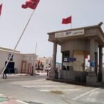 منظر عام لميناء العيون يظهر سفن الصيد التقليدي والساحلي ونشاط التفريغ