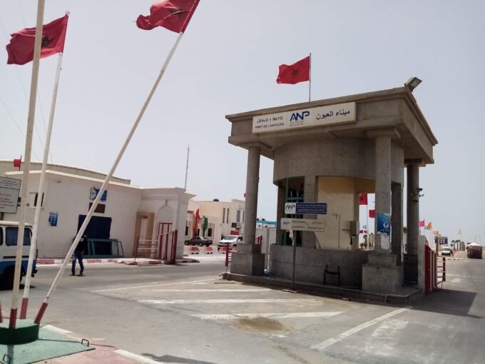 منظر عام لميناء العيون يظهر سفن الصيد التقليدي والساحلي ونشاط التفريغ