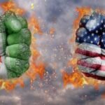 صورة تعبيرية لعملة الدولار الأمريكي والريال الإيراني، ترمز للضغوط الاقتصادية الأمريكية على إيران.