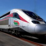 صورة لقطار فائق السرعة على خط سكك حديدية حديثة في المغرب