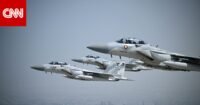 صورة توضيحية لمقاتلة عسكرية تحلق في سماء الشرق الأوسط، ترمز إلى الاشتباكات الجوية المحتملة في المنطقة.
