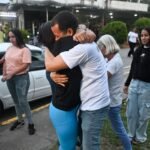 صورة تظهر أنجيلا فاسكيز، سجينة سياسية سابقة، تعانق شقيقها بعد إطلاق سراحها من سجن إل روديو الأول في غواتير، فنزويلا، في 14 أغسطس 2026.