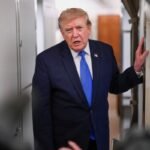 الرئيس الأمريكي دونالد ترامب يتحدث إلى وسائل الإعلام على متن الطائرة الرئاسية إير فورس وان.
