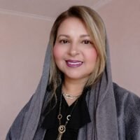 صورة تعبيرية لجدة وشاب ينظران إلى الأفق، ترمز إلى صراع الأجيال حول الهجرة والوطن.