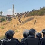 ضباط مغاربة يعتقلون مهاجرين بالقرب من الحدود مع سبتة