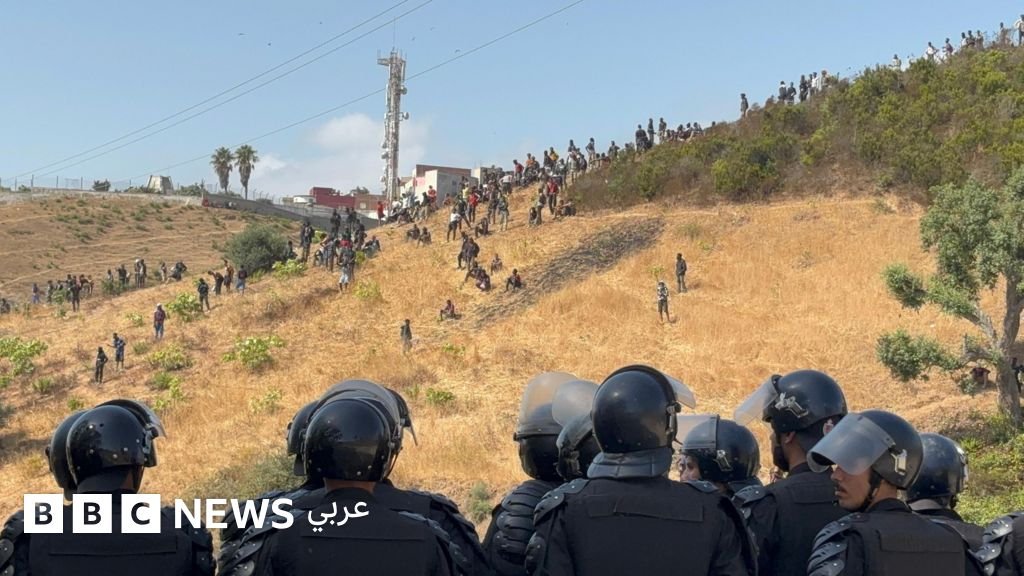 المغرب يعترض عشرات المهاجرين قرب سبتة وسط إجراءات أمنية مشددة 3 ضباط مغاربة يعتقلون مهاجرين بالقرب من الحدود مع سبتة