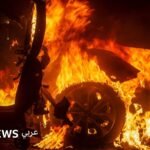 سيارة محترقة في غزة بعد غارة جوية إسرائيلية، تظهر حجم الدمار في القطاع.