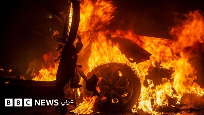 سيارة محترقة في غزة بعد غارة جوية إسرائيلية، تظهر حجم الدمار في القطاع.