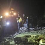 صورة تظهر آثار الدمار وعناصر الدفاع المدني في موقع انفجار بقرية عين القصب بريف إدلب الغربي، سوريا.