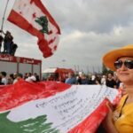 فاجعة مرفأ بيروت: ست سنوات من الانتظار ومساءلة غائبة 6 صورة لآثار الدمار الهائل في مرفأ بيروت والمباني المحيطة بعد الانفجار، مع سحب الدخان المتصاعدة.