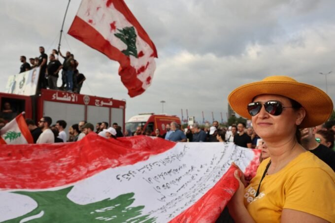 صورة لآثار الدمار الهائل في مرفأ بيروت والمباني المحيطة بعد الانفجار، مع سحب الدخان المتصاعدة.