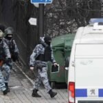 انفجار دامٍ يهز موسكو: ثلاثة قتلى و15 جريحاً في ساحة كودرينسكايا 8 فرق الطوارئ وسيارات الإسعاف في موقع انفجار ساحة كودرينسكايا بموسكو.
