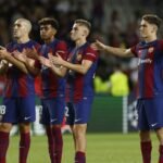 صورة للاعبي برشلونة وهم يحتفلون بهدف خلال مباراة الفوز 5-0 على إلتشي في الدوري الإسباني.