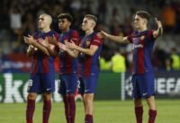 صورة للاعبي برشلونة وهم يحتفلون بهدف خلال مباراة الفوز 5-0 على إلتشي في الدوري الإسباني.