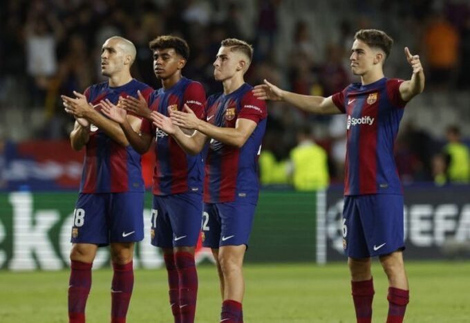 صورة للاعبي برشلونة وهم يحتفلون بهدف خلال مباراة الفوز 5-0 على إلتشي في الدوري الإسباني.