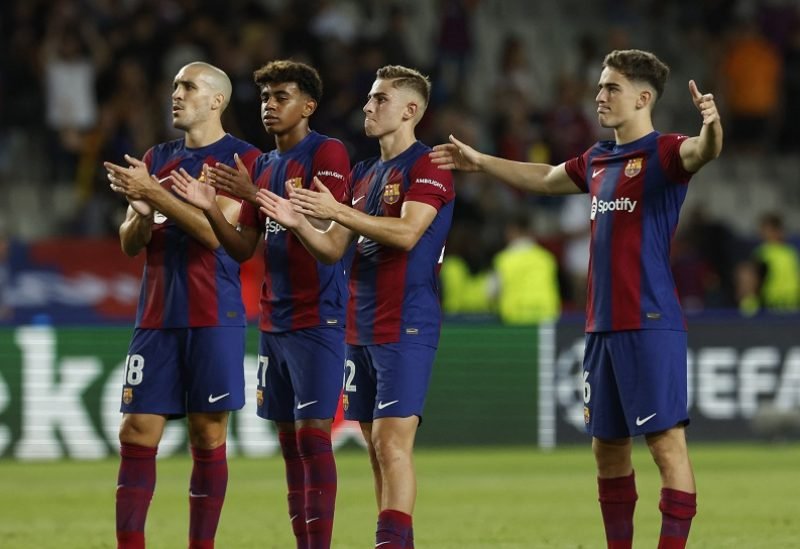 صورة للاعبي برشلونة وهم يحتفلون بهدف خلال مباراة الفوز 5-0 على إلتشي في الدوري الإسباني.
