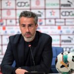 صورة للمدرب خورخي فيلدا مع لاعبات المنتخب المغربي للسيدات بعد الفوز