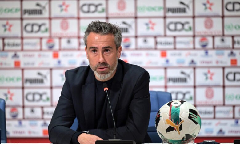 صورة للمدرب خورخي فيلدا مع لاعبات المنتخب المغربي للسيدات بعد الفوز