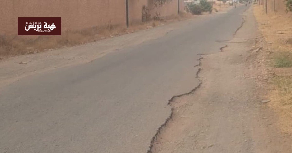 صورة لطريق متضررة مليئة بالحفر تؤدي إلى منتجعات سياحية في منطقة تسلطانت بمراكش.