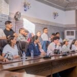 صورة لشباب مغربي يشارك في حوار مفتوح ضمن مبادرة "PAM YOUTH OPEN MIC" لمناقشة قضاياهم وتحدياتهم.