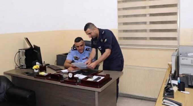 صورة توضيحية لشعار إدارة التنفيذ القضائي في الأردن مع هاتف ذكي وبريد إلكتروني، ترمز إلى تحديث البيانات الإلكترونية.