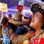 أنصار المرشح الجمهوري لمنصب حاكم كاليفورنيا ستيف هيلتون يستمعون إليه خلال فعالية انتخابية.