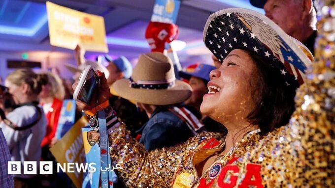 أنصار المرشح الجمهوري لمنصب حاكم كاليفورنيا ستيف هيلتون يستمعون إليه خلال فعالية انتخابية.