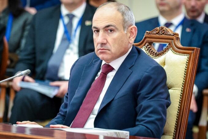 رئيس الوزراء الأرميني نيكول باشينيان خلال مؤتمر صحفي يتناول قضايا الحدود
