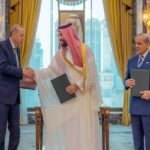 تركيا: شراكات دفاعية مع باكستان والسعودية تتوافق مع التزامات الناتو 6 صورة تجمع ولي عهد السعودية والرئيس التركي ورئيس وزراء باكستان، ترمز للتعاون الدفاعي المشترك.