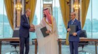 صورة تجمع ولي عهد السعودية والرئيس التركي ورئيس وزراء باكستان، ترمز للتعاون الدفاعي المشترك.