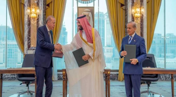 صورة تجمع ولي عهد السعودية والرئيس التركي ورئيس وزراء باكستان، ترمز للتعاون الدفاعي المشترك.