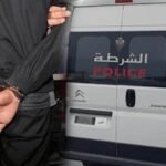 صورة لأوراق نقدية مزورة أو يدين مكبلتين، تعبر عن جريمة ترويج العملة المزورة في مراكش.